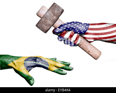 Flagge der Vereinigten Staaten Aufdruck auf eine Hand mit einem schweren Hammer schlagen eine Hand, die Brasilien darstellt. Konzeptbild für Stockfoto