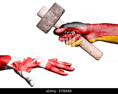 Flagge von Deutschland Aufdruck auf eine Hand mit einem schweren Hammer schlagen eine Hand, die Kanada darstellt. Konzeptbild für politi Stockfoto