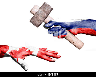 Flagge von Russland Aufdruck auf eine Hand mit einem schweren Hammer schlagen eine Hand, die Kanada darstellt. Konzeptbild für Politik Stockfoto