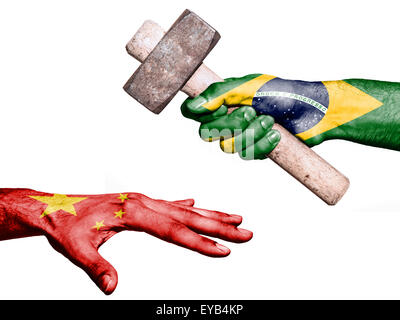 Flagge von Brasilien Aufdruck auf eine Hand mit einem schweren Hammer schlagen eine Hand, die China darstellt. Konzeptbild für politica Stockfoto