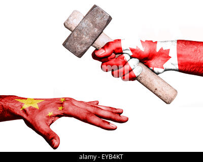 Flagge Kanadas Aufdruck auf eine Hand mit einem schweren Hammer schlagen eine Hand, die China darstellt. Konzeptbild für politica Stockfoto