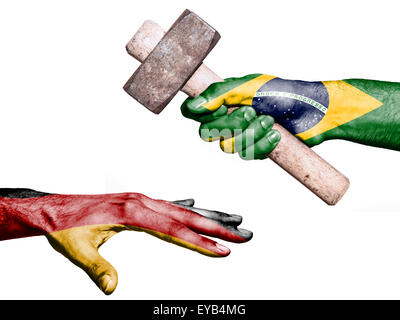 Flagge von Brasilien Aufdruck auf eine Hand mit einem schweren Hammer schlagen eine Hand, die Deutschland darstellt. Konzeptbild für politi Stockfoto