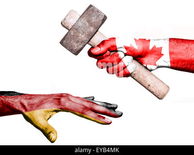 Flagge Kanadas Aufdruck auf eine Hand mit einem schweren Hammer schlagen eine Hand, die Deutschland darstellt. Konzeptbild für politi Stockfoto