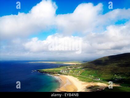 Achill Island, Co. Mayo, Irland; Blick vom Slievemore Doogort Dorf und Doogort Strand Stockfoto