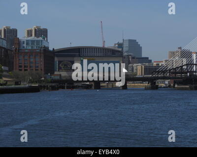 TD Garden, Boston, Massachusetts, Heimstadion der Bruins, vom Wasser aus gesehen Stockfoto