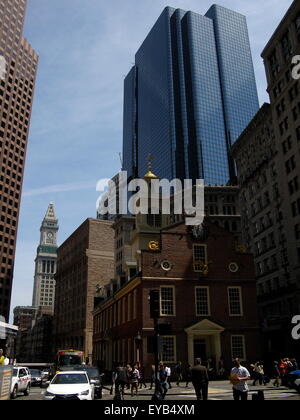 Das Old State House (1713), Boston, Massachusetts im Vordergrund mit einem Exchange Place und dem Customs House im Hintergrund. Stockfoto