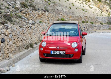 Roten Fiat 500 Hertz Urlaub Mietwagen Santorini, Griechenland. Stockfoto