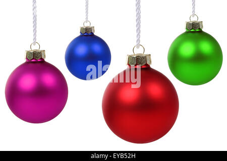 Weihnachtskugeln hängen isoliert auf weißem Hintergrund Stockfoto