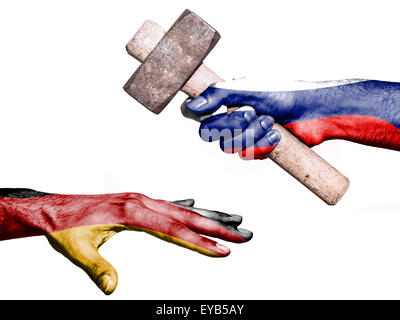 Flagge von Russland Aufdruck auf eine Hand mit einem schweren Hammer schlagen eine Hand, die Deutschland darstellt. Konzeptbild für politi Stockfoto