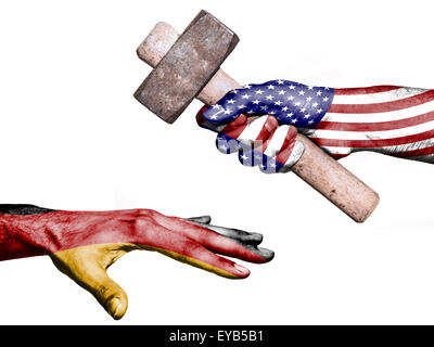 Flagge der Vereinigten Staaten Aufdruck auf eine Hand mit einem schweren Hammer schlagen eine Hand, die Deutschland darstellt. Konzeptbild für Stockfoto