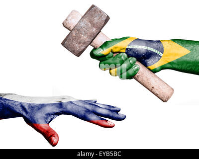 Flagge von Brasilien Aufdruck auf eine Hand mit einem schweren Hammer schlagen eine Hand, die Russland darstellt. Konzeptbild für Politik Stockfoto