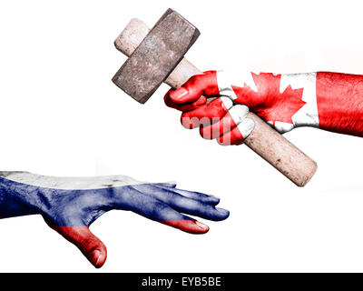 Flagge Kanadas Aufdruck auf eine Hand mit einem schweren Hammer schlagen eine Hand, die Russland darstellt. Konzeptbild für Politik Stockfoto