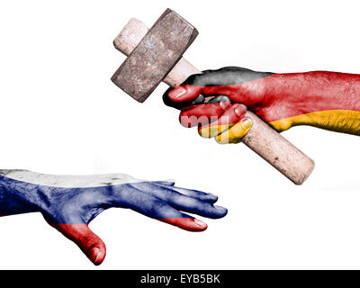 Flagge von Deutschland Aufdruck auf eine Hand mit einem schweren Hammer schlagen eine Hand, die Russland darstellt. Konzeptbild für politi Stockfoto