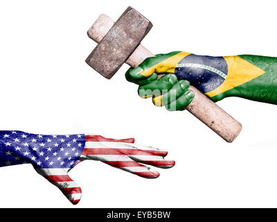 Flagge von Brasilien Aufdruck auf eine Hand mit einem schweren Hammer schlagen eine Hand, die die Vereinigten Staaten. Konzeptbild für Stockfoto