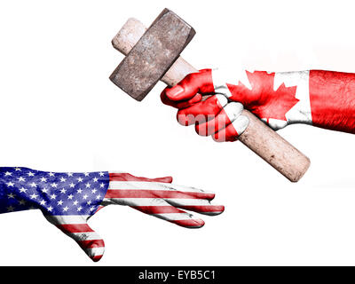 Flagge Kanadas Aufdruck auf eine Hand mit einem schweren Hammer schlagen eine Hand, die die Vereinigten Staaten. Konzeptbild für Stockfoto