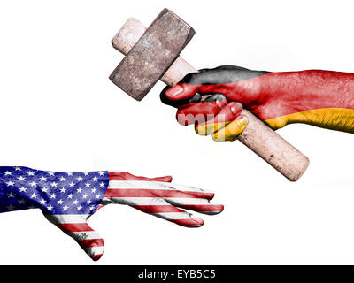 Flagge von Deutschland Aufdruck auf eine Hand mit einem schweren Hammer schlagen eine Hand, die die Vereinigten Staaten. Konzeptbild für Stockfoto