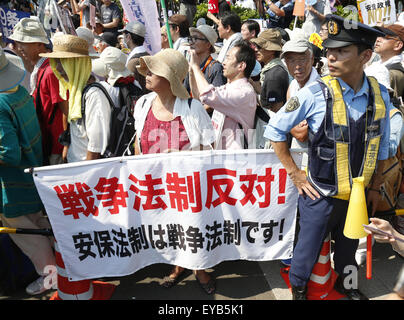 Tokio, Japan. 26. Juli 2015. Menschen besuchen eine Kundgebung gegen die Sicherheit Rechnungen vor dem Parlamentsgebäude in Tokio, Japan, 26. Juli 2015 zu protestieren. Etwa 25.000 Menschen nahmen an der Demonstration Teil. © Stringer/Xinhua/Alamy Live-Nachrichten Stockfoto