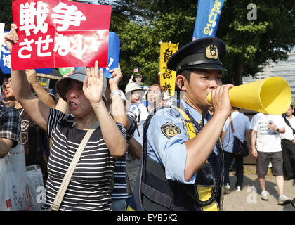 Tokio, Japan. 26. Juli 2015. Menschen besuchen eine Kundgebung gegen die Sicherheit Rechnungen vor dem Parlamentsgebäude in Tokio, Japan, 26. Juli 2015 zu protestieren. Etwa 25.000 Menschen nahmen an der Demonstration Teil. © Stringer/Xinhua/Alamy Live-Nachrichten Stockfoto