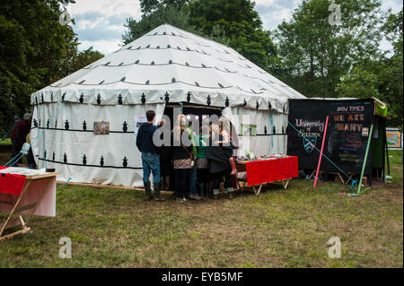 Malmesbury, Wiltshire, UK. 25. Juli 2015. Der University of Sussex präsentiert eine Filmvorführung von Direktor Amir Amirani Exposé des Irak-Krieges in der Global Voices-Zelt am zweiten Tag des Musikfestival WOMAD Charlton Park, England, UK. Die Filmvorführung folgte eine Q&A mit Direktor Amir Amirani und Jon Snow von Channel 4 News. Bildnachweis: Francesca Moore/Alamy Live-Nachrichten Stockfoto