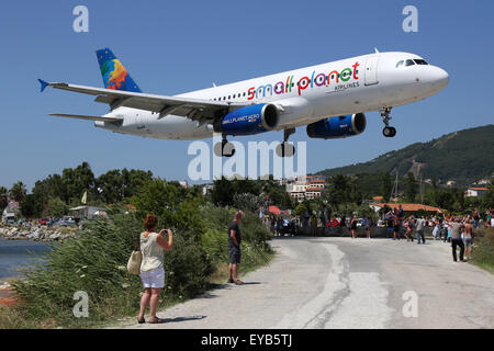 Skiathos, Griechenland - 26. Juni 2015: A Small Planet Airlines Airbus A320 mit der Registrierung LY-SPA nahenden Skiathos Flughafen Stockfoto