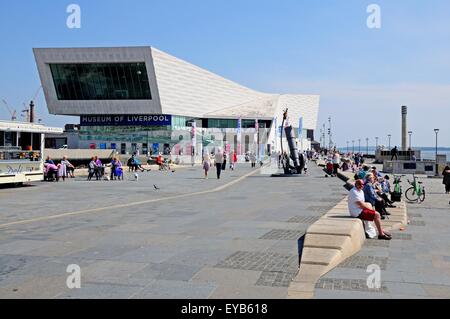 Das Ferry Building am Pier Head mit Touristen genießen Sie die Sehenswürdigkeiten, Liverpool, Merseyside, England, Vereinigtes Königreich, West-Europa. Stockfoto