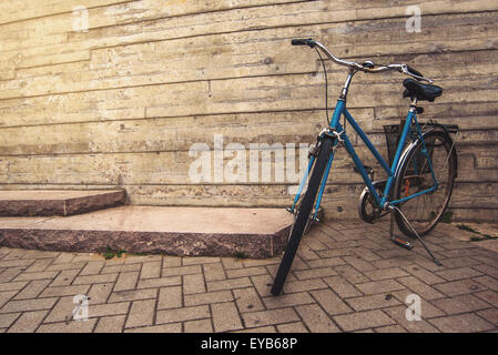 Klassische Vintage blau Fahrrad auf der Straße, Retro getönten Bild Stockfoto