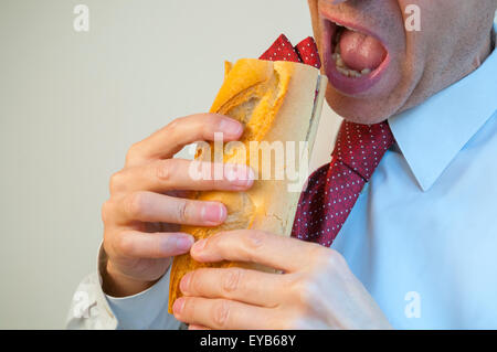 Menschen Essen einen Sandwich gemacht seine eigene Krawatte. Stockfoto