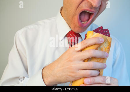 Menschen Essen einen Sandwich gemacht seine eigene Krawatte. Stockfoto