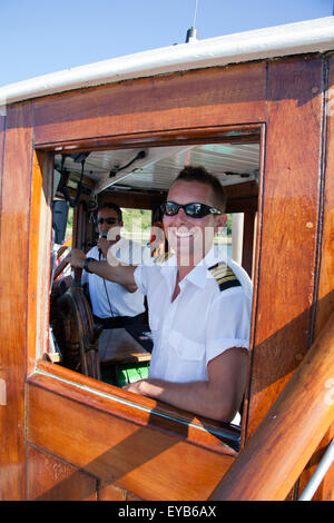 Kapitän Richard Swinglehurst auf der Brücke der restaurierten Raddampfer "Kingswear Castle" auf dem Fluss Dart, Devon, England, UK Stockfoto