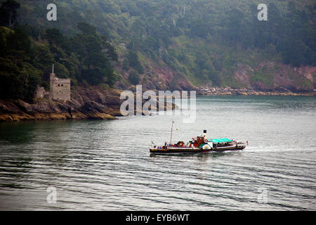 Die restaurierten Raddampfer "Kingswear Castle" vorbei an der tatsächlichen Kingswear Castle auf dem Fluss Dart, Devon, England, UK Stockfoto