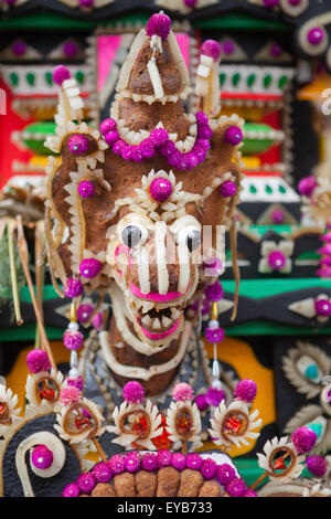 Eine Pferdefigur, eine traditionelle, skulpturale Kunst aus Reismehl als Opfergabe für spirituelle Zeremonien in Bedugul, Tabanan, Bali, Indonesien. Stockfoto