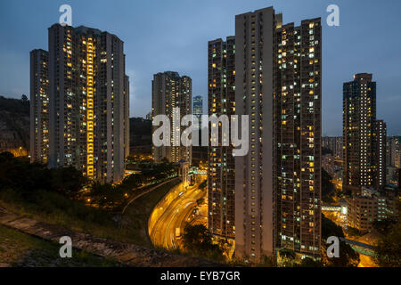 Blick auf die dicht besiedelte Fläche von Sai Wan Ho in der Nacht, auf Hong Kong Island. Stockfoto