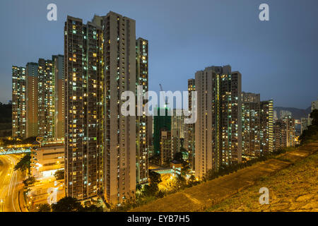 Blick auf die dicht besiedelte Fläche von Sai Wan Ho in der Nacht, auf Hong Kong Island. Stockfoto