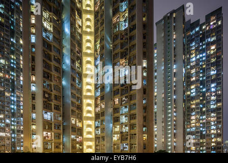 Blick auf die dicht besiedelte Fläche von Sai Wan Ho in der Nacht, auf Hong Kong Island. Stockfoto