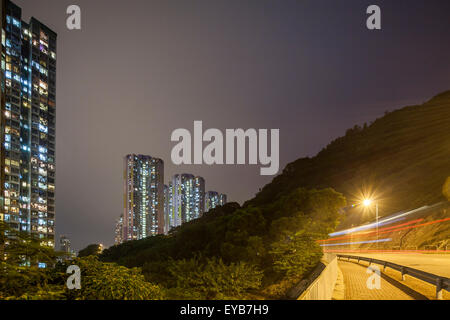 Blick auf die dicht besiedelte Fläche von Sai Wan Ho in der Nacht, auf Hong Kong Island. Stockfoto