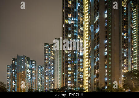 Blick auf die dicht besiedelte Fläche von Sai Wan Ho in der Nacht, auf Hong Kong Island. Stockfoto