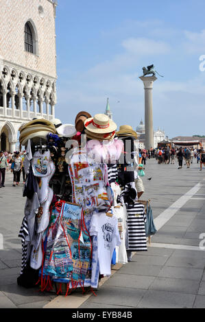 Piazzetta San Marco - Venice-Italy - Touristische souvenir Stall-bunten Hemden Mützen Trikots - Hintergrund Dogenpalast - Sonnenlicht Stockfoto