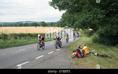 Nottinghamshire, UK. 26. Juli 2015. Radfahrer Teilnahme an der Outlaw-Triathlon auf der Stufe 50-55 Meile von einer 112 Meile Radrennen Teil des Triathlons, Athleten bereits 2,4 Meilen Schwimmen mit bedeckt eine 26,2 Meile laufen, um das Ereignis bei Holme Pierrpont zu beenden. Bildnachweis: IFIMAGE/Alamy Live-Nachrichten Stockfoto