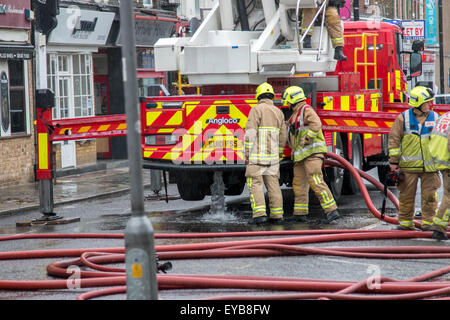 Southend on Sea, Essex, England. 26. Juli 2015. Feuer ausbricht im Kino, Feuer-Crews waren aufgerufen, die Empire Theatre in Alexandra Straße kurz vor 08:00 Vormittag nach Berichten über ein Feuer in dem heruntergekommenen Gebäude. Bildnachweis: Darren Attersley/Alamy Live News Stockfoto