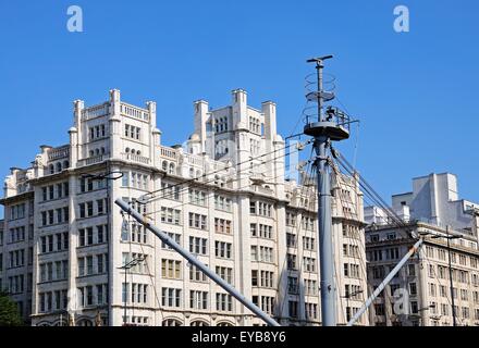 Das Hochhaus mit einem Schiffe Mast im Vordergrund entlang The Strand, Liverpool, Merseyside, England, UK, Western Europe. Stockfoto