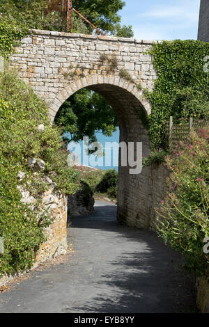 Blick durch die rundbogige Brücke zu Rufus Castle auf der Isle of Portland in Dorset Stockfoto