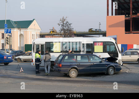 Der Inspektor der Verkehrspolizei (GAI) erarbeitet einen Shuttle-Unfall auf der Straße Stockfoto