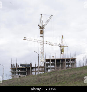 Bau eines neuen Hochhauses. Zwei Turmdrehkrane Stockfoto