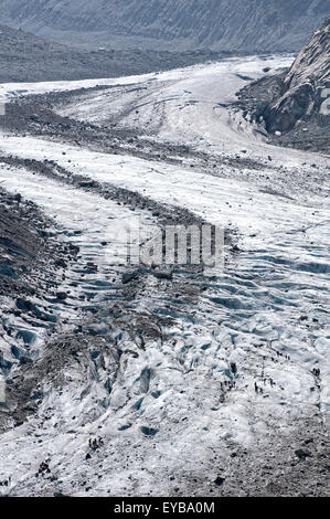 Menschen zu Fuß über die Oberfläche des Gletschers Mer de Glace. Chamonix. Frankreich Stockfoto