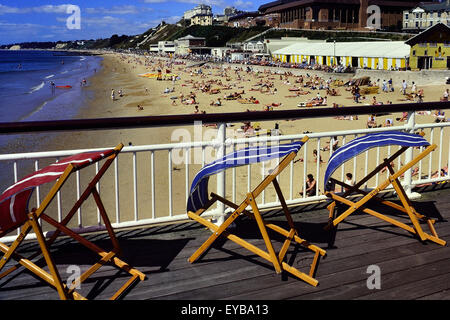 Leere Liegestühle im Wind auf Bournemouth Pier. Dorset. England. UK Stockfoto