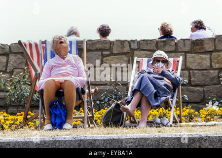 Zwei ältere Damen in Liegestühlen. Skegness. Lincolnshire. England. UK Stockfoto