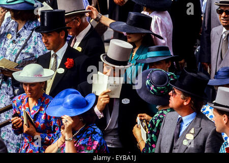 Zuschauer in der Royal-Gehäuse bei den Royal Ascot-Rennen. Berkshire. England. UK Stockfoto