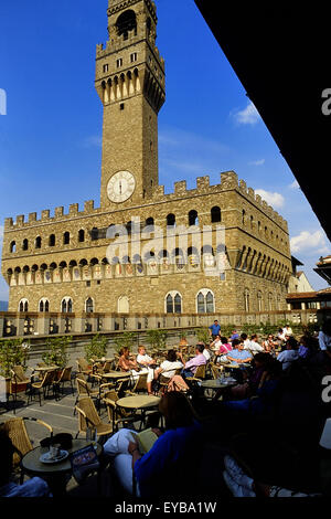 Der Palazzo Vecchio von den Uffizien Cafeteria Terrasse, Florenz gesehen. Italien, Europa Stockfoto