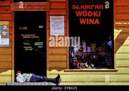 Ein Mann schläft in der Tür ein Wodka-Geschäft. Zakopane. Polen. Stockfoto