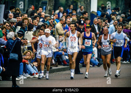 Jimmy Savile, die entlang der Mall beim London-Marathon 1989 Stockfoto